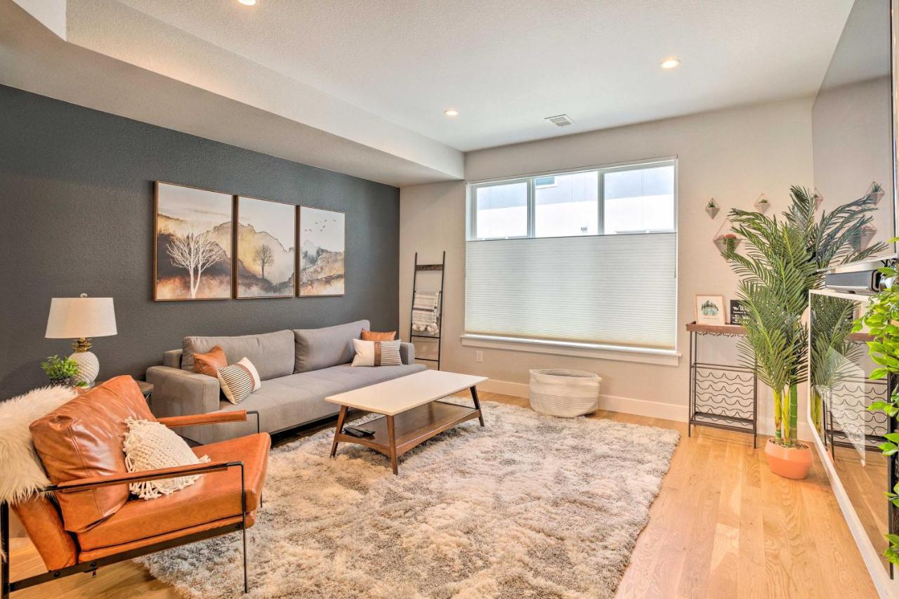 Upscale Denver Townhome With City Skyline Views 외부 사진