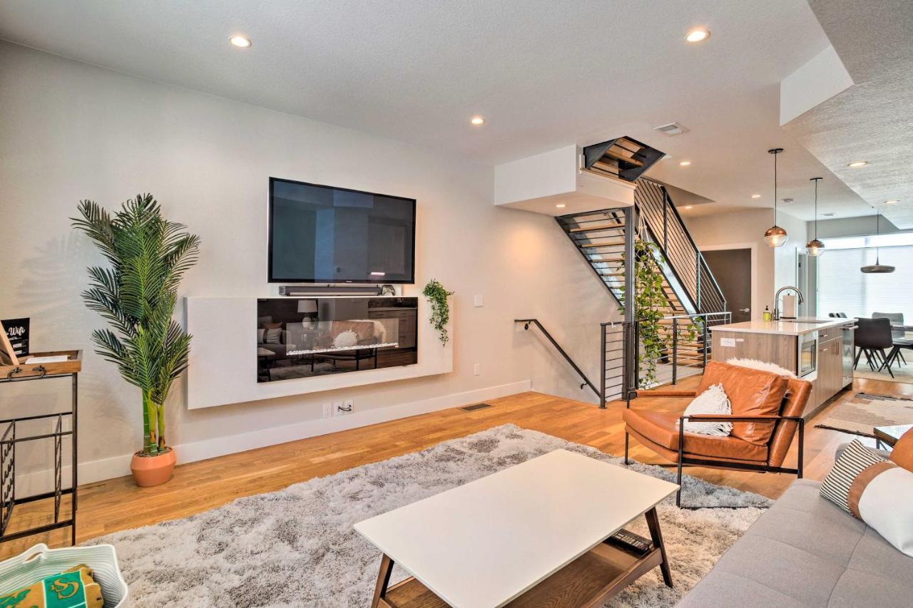 Upscale Denver Townhome With City Skyline Views 외부 사진