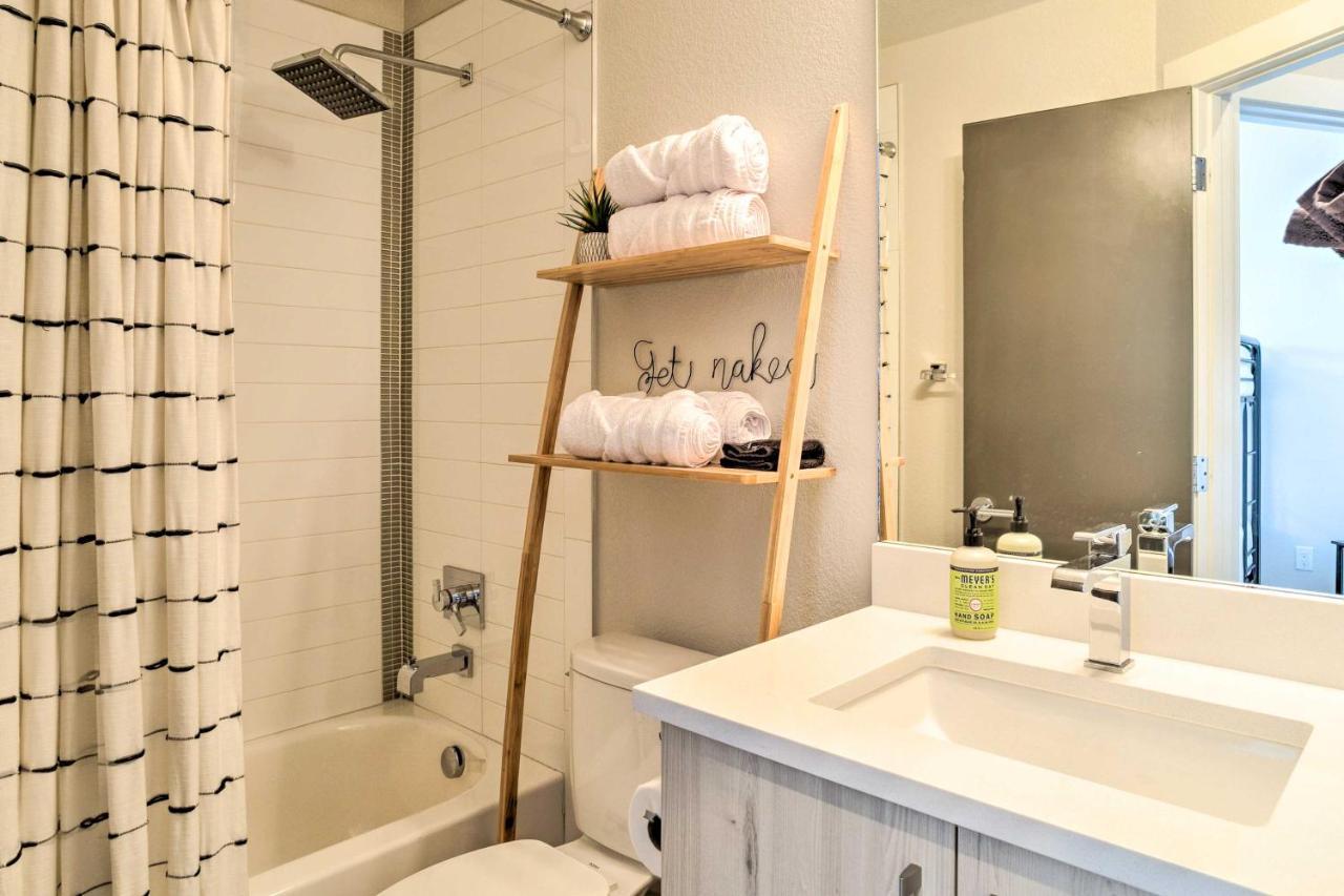 Upscale Denver Townhome With City Skyline Views 외부 사진