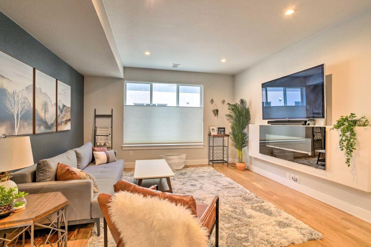 Upscale Denver Townhome With City Skyline Views 외부 사진