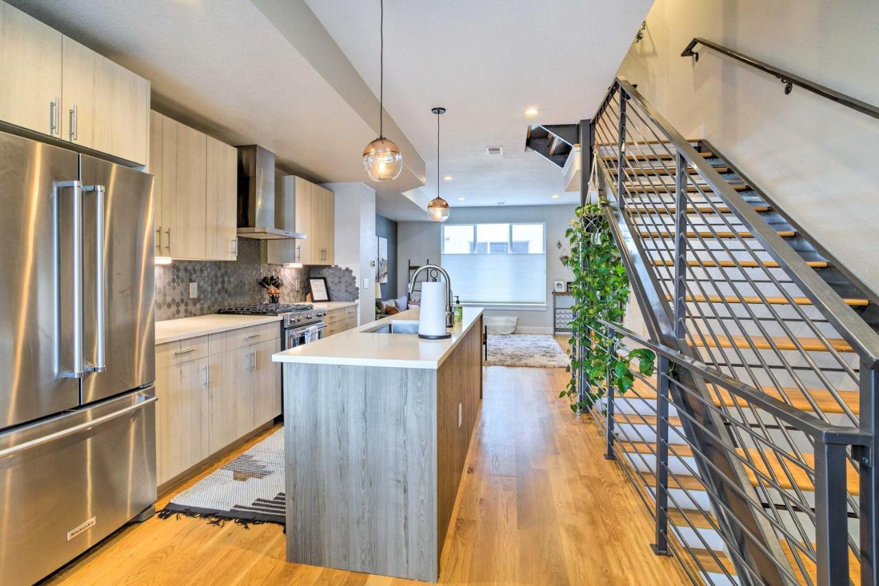 Upscale Denver Townhome With City Skyline Views 외부 사진