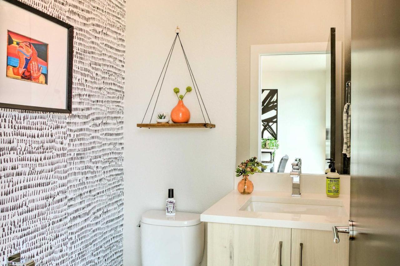 Upscale Denver Townhome With City Skyline Views 외부 사진