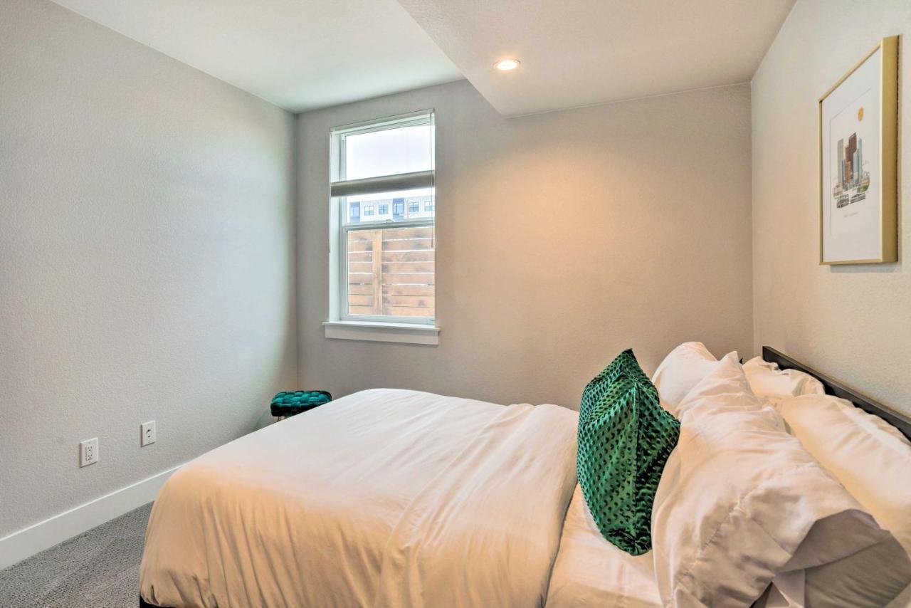 Upscale Denver Townhome With City Skyline Views 외부 사진