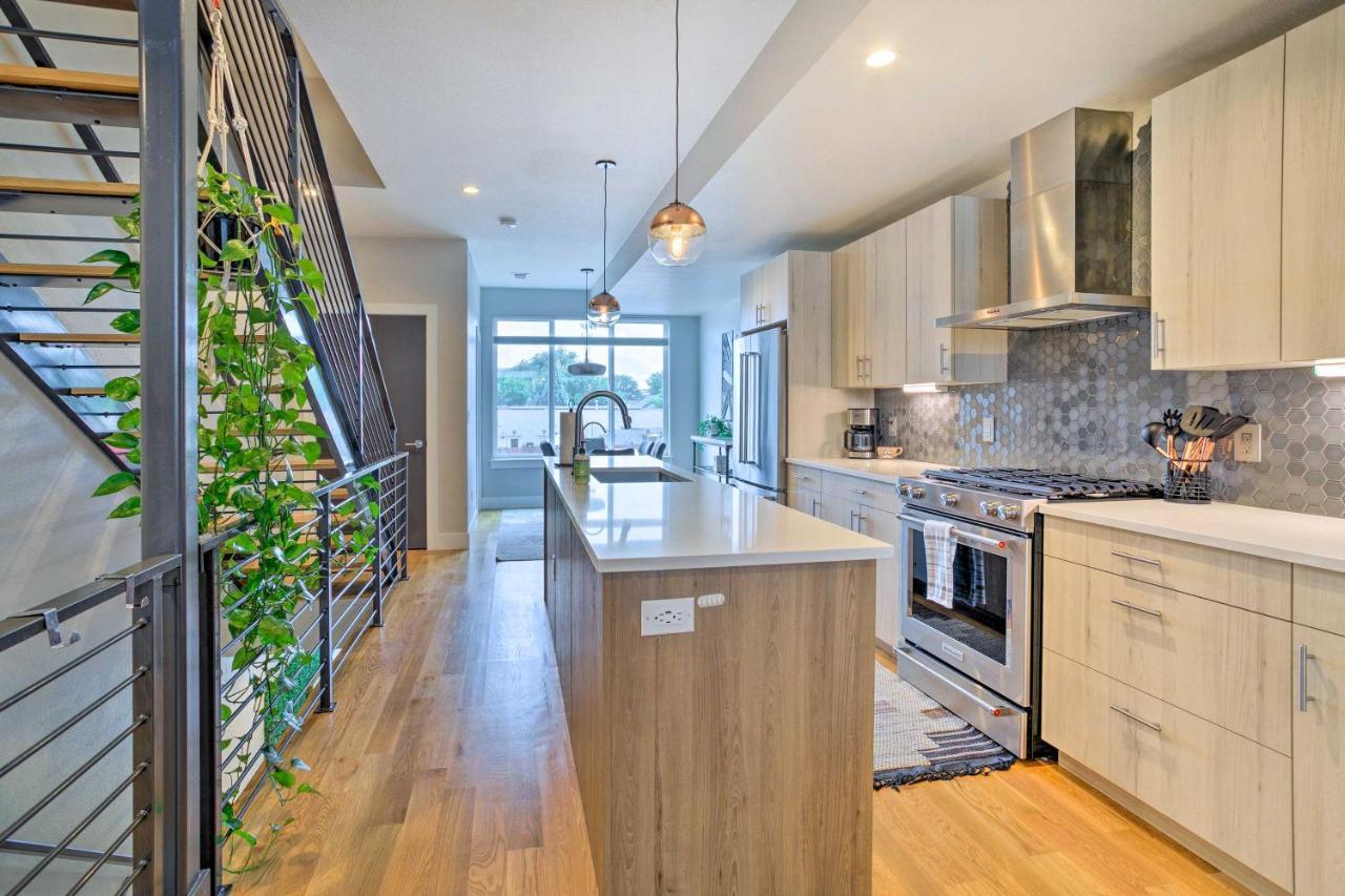 Upscale Denver Townhome With City Skyline Views 외부 사진