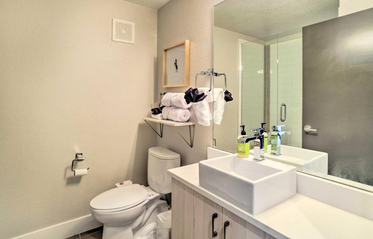 Upscale Denver Townhome With City Skyline Views 외부 사진