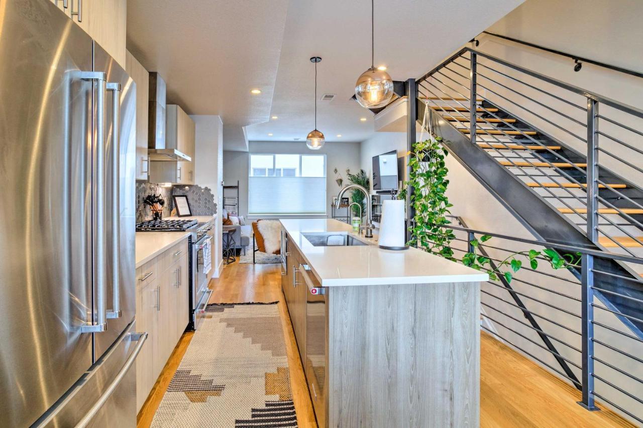 Upscale Denver Townhome With City Skyline Views 외부 사진