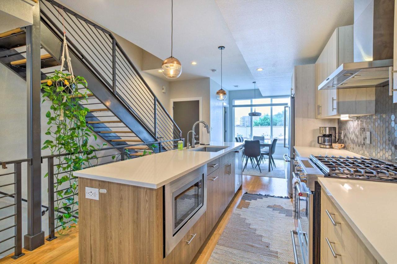 Upscale Denver Townhome With City Skyline Views 외부 사진