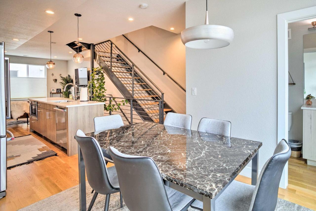 Upscale Denver Townhome With City Skyline Views 외부 사진